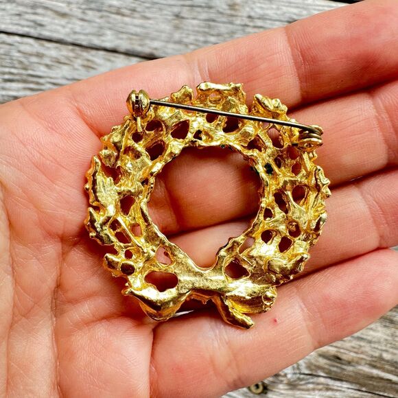 Vintage Christmas Wreath Brooch: Holiday Jewelry Pin - Picture 2 of 2